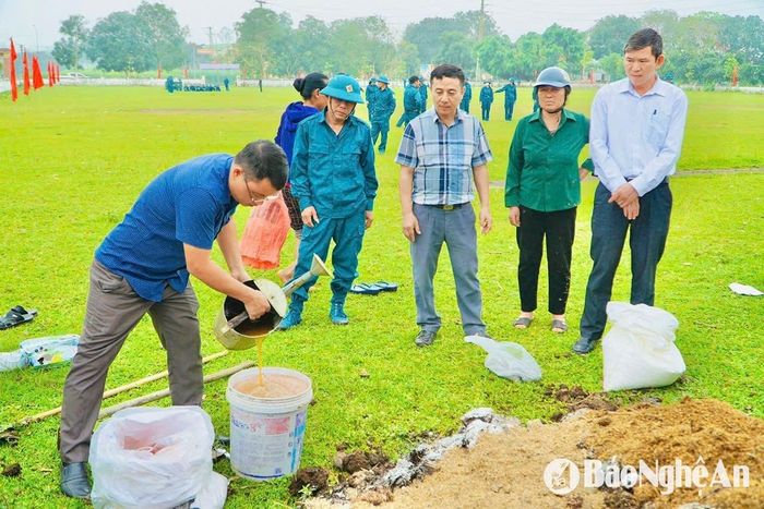 Hướng dẫn nông dân sản xuất phân hữu cơ vi sinh từ phụ phẩm, phế phẩm nông nghiệp. Ảnh: P.V