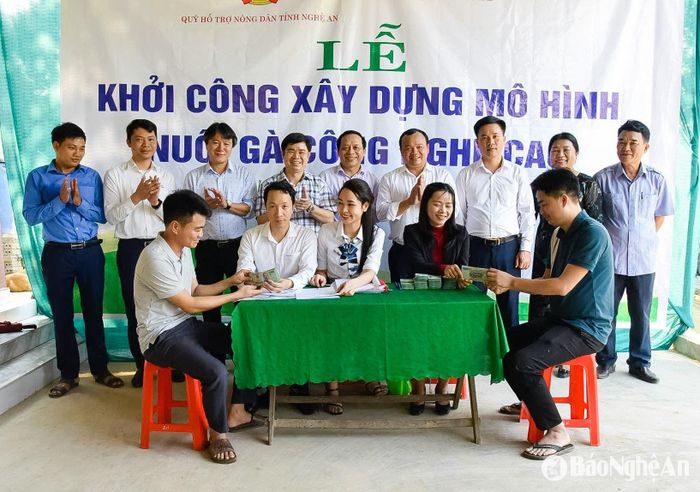 Hỗ trợ nông dân vay vốn phát triển mô hình kinh tế. Ảnh: T.L