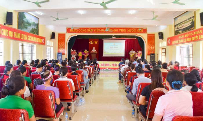 Hội Nông dân tỉnh tập huấn cho nông dân bảo vệ môi trường. Ảnh: T.L