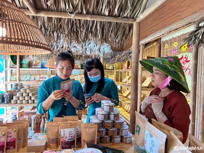 Sản phẩm OCOP Nam Đàn được du khách lựa chọn mua làm quà. Ảnh: T.P