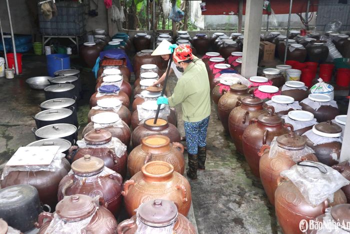 Cơ sở sản xuất tương truyền thống ở Nam Đàn. Ảnh: T.P