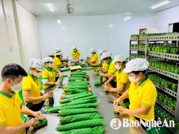 Cần tập trung phát triển sản phẩm OCOP theo hướng phục vụ du lịch: mẫu mã đẹp, bao bì sang trọng, dễ mang theo, dễ giới thiệu. Ảnh: T.P