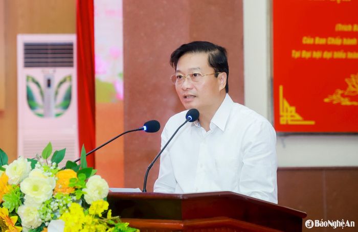 Đồng chí Lê Hồng Vinh - Phó Bí thư Tỉnh ủy, Chủ tịch UBND tỉnh đã trình bày tham luận: “Nghệ An tích cực thực hiện tiết kiệm, chống lãng phí gắn với tinh gọn bộ máy hệ thống chính trị". Ảnh: Thành Duy