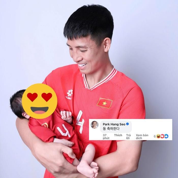 HLV Park Hang Seo đã gửi lời chúc khi chứng kiến khoảnh khắc Bùi Tiến Dũng bế con trai út trên tay. Ảnh: FBNV