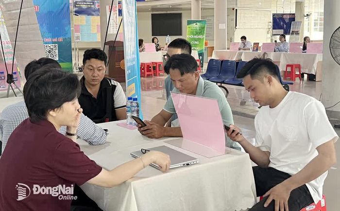 Thực trạng phổ biến hiện nay là không có sự liên kết và điểm chung giữa năng lực, kinh nghiệm, mong muốn của người lao động và các yêu cầu tuyển dụng, phúc lợi của doanh nghiệp. Ảnh: Bích Nhàn