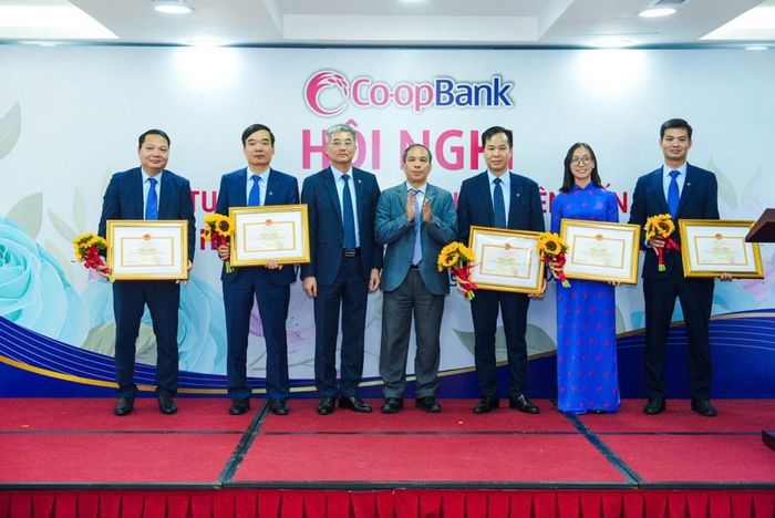 Phó Thống đốc NHNN Đoàn Thái Sơn trao Bằng khen của Thống đốc NHNN Việt Nam cho các cá nhân