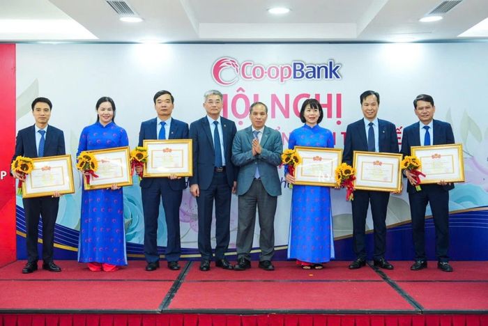 Phó Thống đốc NHNN Việt Nam Đoàn Thái Sơn trao danh hiệu “Chiến sĩ thi đua ngành Ngân hàng” cho các cá nhân