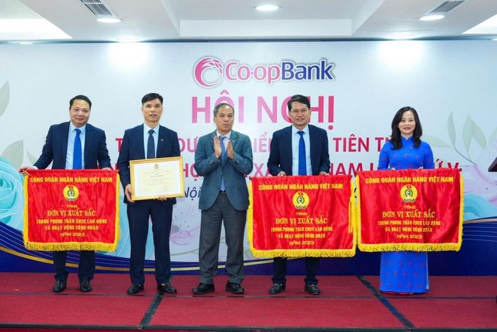 Các đơn vị vinh dự được nhận Bằng khen của Tổng Liên đoàn Lao động Việt Nam và Cờ thi đua của Công đoàn Ngân hàng Việt Nam