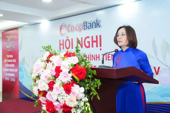 Tổng giám đốc Co-opBank Phạm Hồng Minh phát động phong trào thi đua giai đoạn 2025 - 2030 với chủ đề: “Đoàn kết - Chuyên nghiệp - Sáng tạo - Phát triển”.