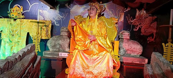 Nghệ sĩ Phạm Quang Thuyết trong vai ông vua hiền lành, nhân hậu.