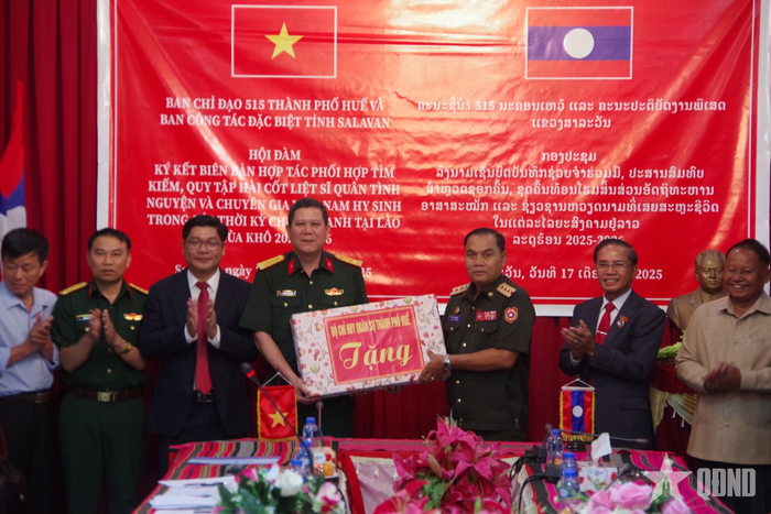 Bộ CHQS TP Huế trao quà tặng Bộ CHQS tỉnh Salavan. 