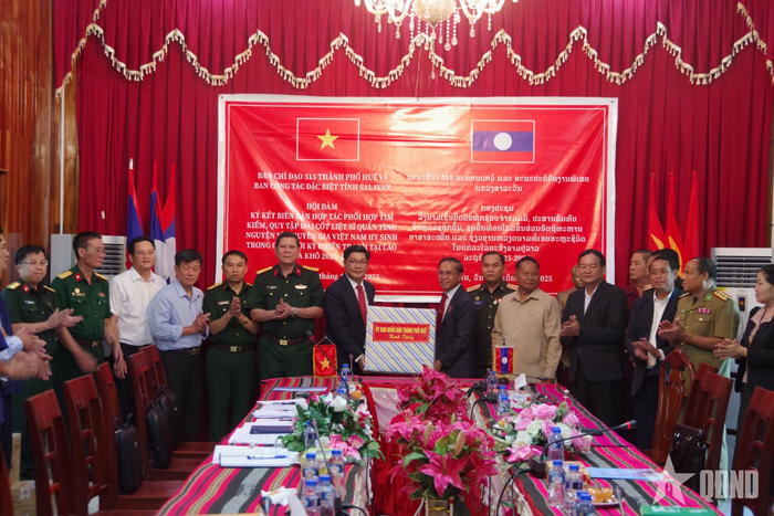Lãnh đạo UBND TP Huế trao quà tặng Ban công tác đặc biệt tỉnh Salavan.