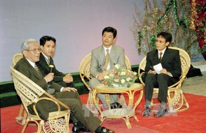 Nhà báo Nguyễn Hữu Thọ tại buổi giao lưu của Đài Truyền hình Việt Nam ngày 28/1/2000. Ảnh: Minh Điền - TTXVN