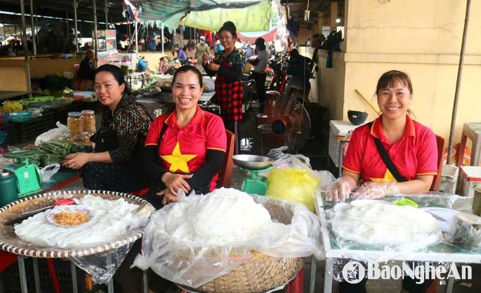 Sự đa dạng về hàng hóa cùng với phong cách mua bán lịch sự "vui lòng khách đến, vừa lòng khách đi" là hình ảnh hết sức thân thương góp phần làm nên nét đặc trưng của không gian văn hóa chợ quê ở xã Kim Liên. Ảnh: Huy Thư