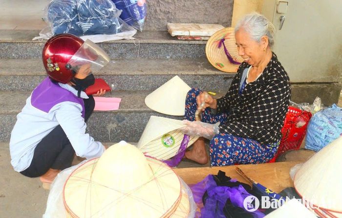 Chợ Cầu họp vào buổi sáng hàng ngày. Những ngày thứ Bảy, Chủ nhật, dường như chợ đông hơn ngày thường, có nhiều người đến chợ mua sắm. Tại chợ Cầu có bán các mặt hàng thủ công truyền thống, mang tính đặc trưng vùng miền như nón lá, hàng rèn, mây tre đan... Ảnh: Huy Thư