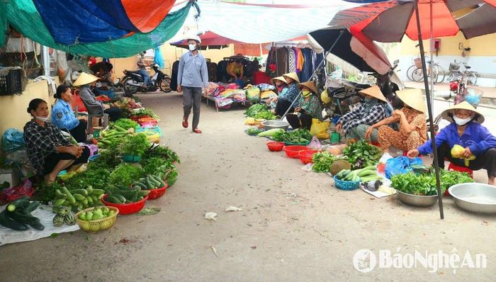 Chợ Cầu là chợ cổ đã tồn tại lâu đời ở xã Kim Liên. Đây là trung tâm mua bán trao đổi quan trọng của người dân quê Bác. Hiện trong khuôn viên chợ có đình lớn, đình nhỏ và các ki ốt bao quanh, buôn bán đa dạng các mặt hàng... Ngoài ra, trong chợ còn có không gian mở, bà con các địa phương có thể bày bán sản vật. Ảnh: Huy Thư
