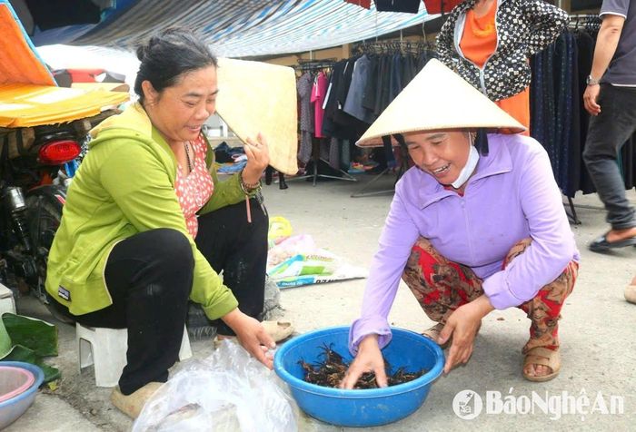 Vốn là chợ cổ sầm uất của làng Ngọc Đình xưa, chợ Cầu đã đi vào ký ức thân thương của bao thế hệ người dân quê Bác: "Vui nhất là cảnh chợ Cầu/ Trên chùa dưới chợ, giữa lầu gác chuông”. Ảnh: Huy Thư