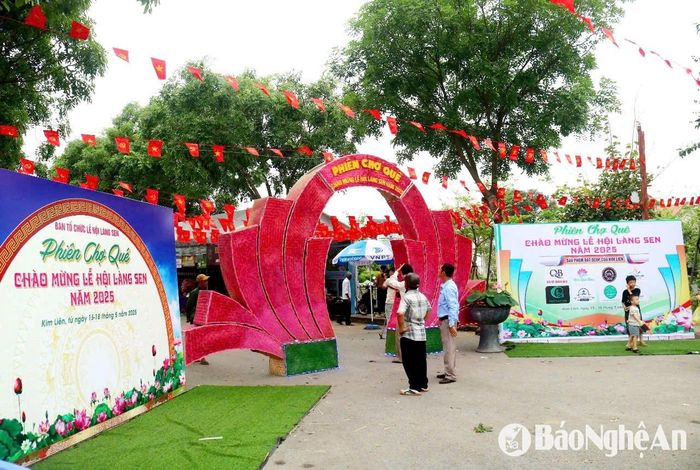 Những ngày này, xã Kim Liên (Nam Đàn) đang tổ chức phiên chợ quê ngay trước cổng vào của chợ Cầu khiến không khí chợ quê trên quê Bác thêm phần đông vui, nhộn nhịp. Ảnh: Huy Thư