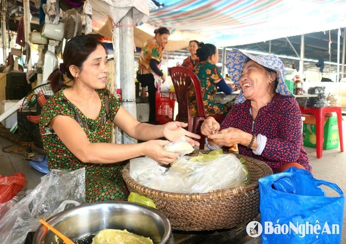 Chợ Cầu có những món quà quê nức tiếng bao đời như bánh rán, xôi bắp, cháo kê... "ăn là nhớ" khiến các bà, các mẹ mỗi lần đi chợ quê không thể không mua. Ảnh: Huy Thư