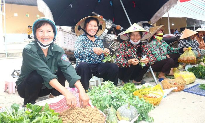 Từ trước tới nay, người dân xã Kim Liên và các địa phương lân cận thường mang nông sản về chợ Cầu để bán, đó là những mớ rau, quả bí, nải chuối, con gà... do bà con tự tay sản xuất. Đi chợ Cầu với nhiều du khách là để được trải nghiệm không gian văn hóa chợ quê, mua hàng quê, nói tiếng quê. Ảnh: Huy Thư