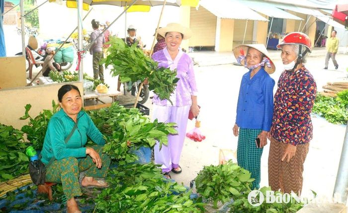Trong quá trình xây dựng nông thôn mới, chợ Cầu quê Bác không ngừng được nâng cấp, cải tạo, ngày một khang trang, quy củ. Người dân các địa phương hội tụ về chợ mua bán, trao đổi cũng thấy hân hoan, phấn khởi. Ảnh: Huy Thư