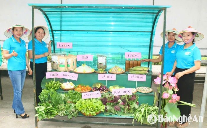 Trong thời gian diễn ra Lễ hội Làng Sen năm 2025, xã Kim Liên đã tổ chức phiên chợ quê ngay trước cổng chợ Cầu với nhiều gian hàng giới thiệu đặc sản nổi tiếng của địa phương. Chị em ở các xóm cũng như các đơn vị lân cận đã chuẩn bị chu đáo các gian hàng để phục vụ du khách gần xa. Ảnh: Huy Thư