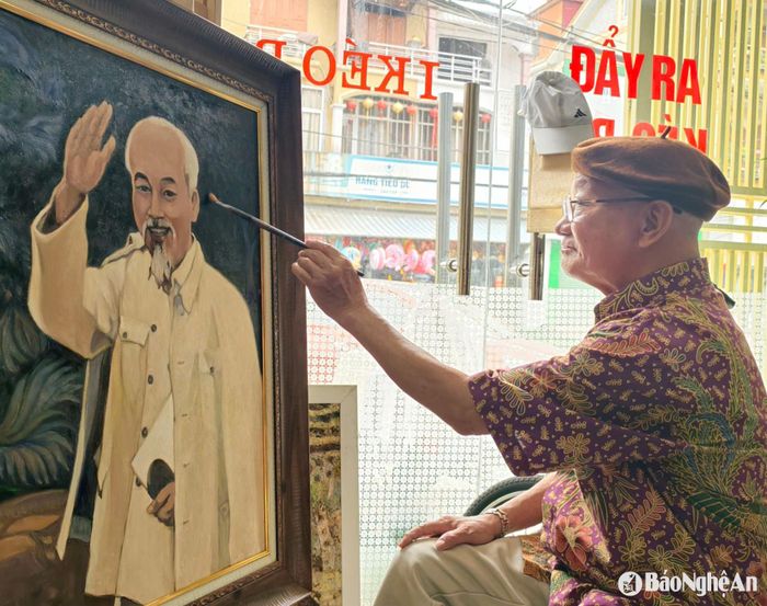 Họa sĩ Nguyễn Trọng Hiệp đang hoàn thiện một tác phẩm về Bác. Ảnh: Diệp Thanh