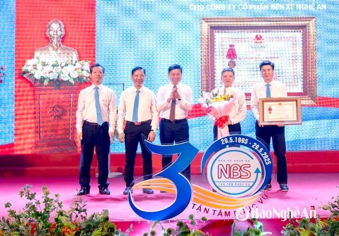 Đồng chí Hoàng Phú Hiền - Phó Chủ tịch UBND tỉnh thừa ủy quyền của Chủ tịch nước tặng Huân chương Lao động hạng Nhì cho Công ty CP Bến xe Nghệ An. Ảnh: Văn Trường