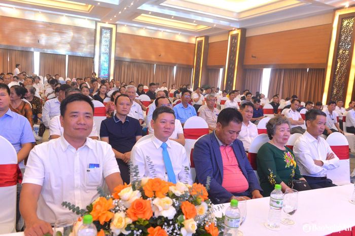 Các đại biểu tham gia lễ kỷ niệm 30 năm ngày thành lập Công ty CP Bến xe Nghệ An. Ảnh: Văn Trường