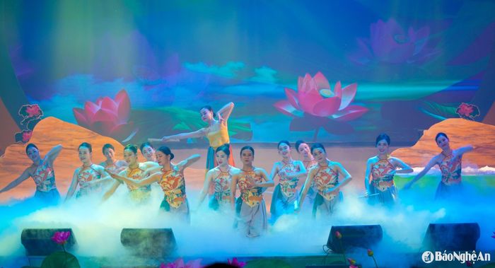 Một tiết mục tại Hội diễn nghệ thuật quần chúng "Tiếng hát Làng Sen" toàn quốc năm 2025. Ảnh: Minh Quân
