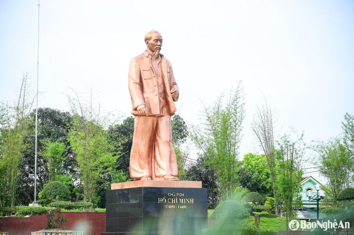 Công trình Tượng đài Bác Hồ về thăm quê tại Sân vận động Làng Sen. Ảnh: Thành Cường