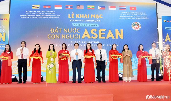Đồng chí Bùi Đình Long - Phó Chủ tịch UBND tỉnh cùng các đại biểu cắt băng khai mạc triển lãm ảnh "Đất nước, con người ASEAN". Ảnh: Công Kiên