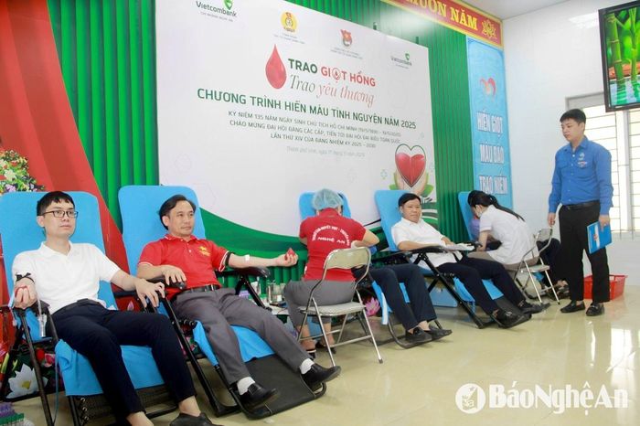 Đại diện lãnh đạo, cán bộ, nhân viên các đơn vị tham gia hiến máu. Ảnh: Q.A