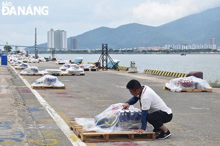 Các đội tham gia DIFF 2025 sẽ sớm đến Đà Nẵng chuẩn bị các màn trình diễn sôi động, mãn nhãn. TRONG ẢNH: Một đội pháo hoa kiểm tra pháo để trình diễn trong DIFF 2024. Ảnh: HẢI NAM