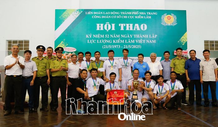 Lãnh đạo các đơn vị trao cúp vô địch nội dung bóng đá mini nam cho đội Chi cục Kiểm lâm Khánh Hòa.