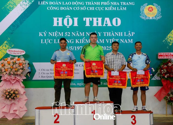 Đại diện các đội nhận giải thưởng nội dung kéo co nam, trong đó Đội Chi cục Kiểm lâm Ninh Thuận đoạt giải nhất.