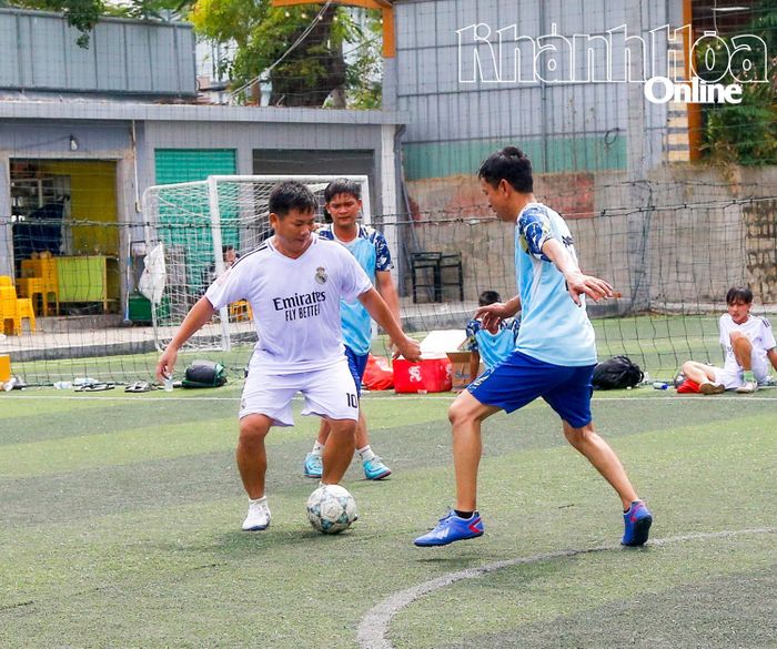 Các cầu thủ tranh tài tại trận chung kết bóng đá mini nam.