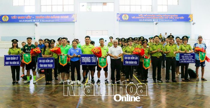 Lãnh đạo các đơn vị trao cờ lưu niệm cho các đơn vị tham dự hội thao.