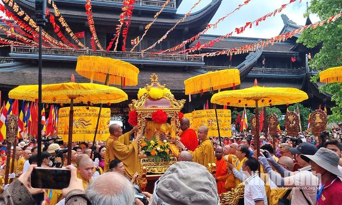 Lễ khai mở xá lợi Đức Phật tại chùa Tam Chúc.