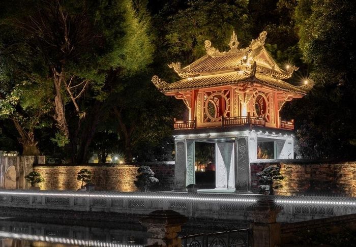 Tour đêm Văn Miếu - Quốc tử giám kết hợp với AI, thực tế ảo nhận được sự đón nhận nồng nhiệt của du khách trong và ngoài nước. (Ảnh: SP)