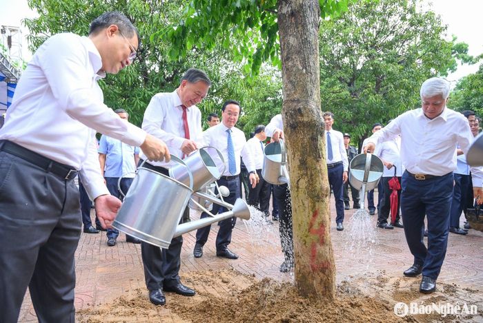 Đồng chí Tổng Bí thư Tô Lâm cùng các đại biểu Trung ương và tỉnh Nghệ An trồng cây lưu niệm tại Trường THPT Kim Liên. Ảnh: Thành Cường