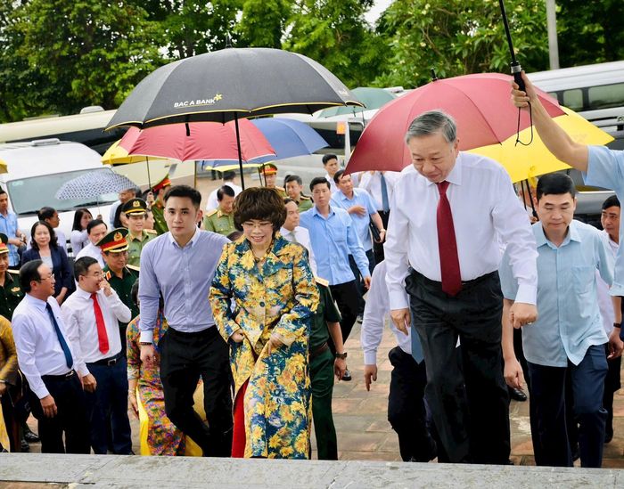 Tổng Bí thư Tô Lâm cùng các đồng chí lãnh đạo Đảng, nhà nước, lãnh đạo tỉnh Nghệ An thăm Đền Chung Sơn - nơi thờ tự gia tiên Chủ tịch Hồ Chí Minh và các anh hùng liệt sĩ.