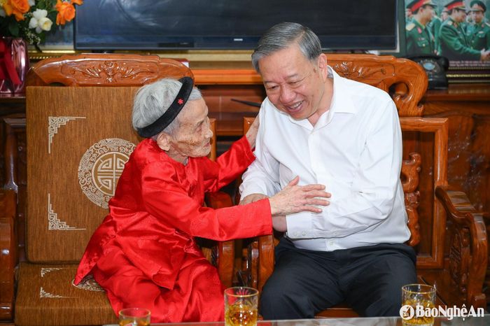 Mẹ Việt Nam Anh hùng Lê Thị Sáu trò chuyện cùng Tổng Bí thư Tô Lâm. Ảnh: Thành Cường