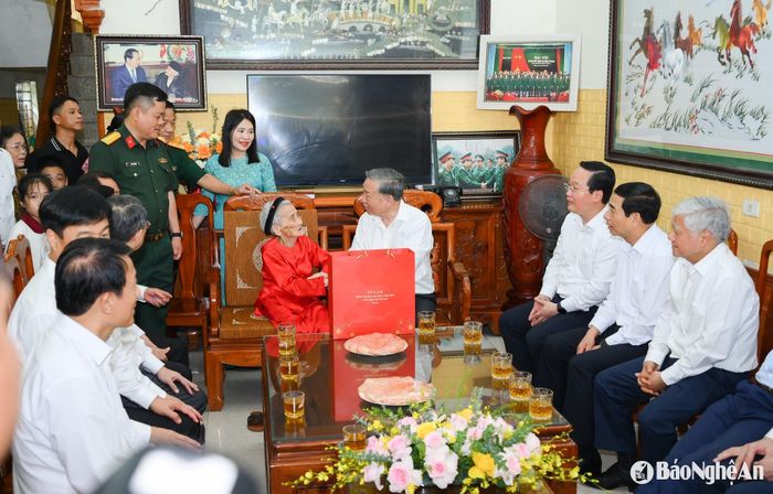 Tổng Bí thư Tô Lâm cùng đoàn công tác Trung ương, tỉnh Nghệ An ân cần trò chuyện, thăm hỏi gia đình Mẹ Việt Nam Anh hùng Lê Thị Sáu. Ảnh: Thành Cường