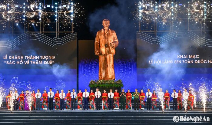 Đồng chí Tổng Bí thư Tô Lâm cùng các đồng chí lãnh đạo, nguyên lãnh đạo Đảng, Nhà nước và tỉnh Nghệ An cắt băng khánh thành Tượng “Bác Hồ về thăm quê”. Ảnh: Thành Cường