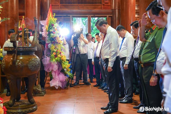 Tổng Bí thư Tô Lâm tưởng niệm Chủ tịch Hồ Chí Minh. Ảnh: Thành Cường