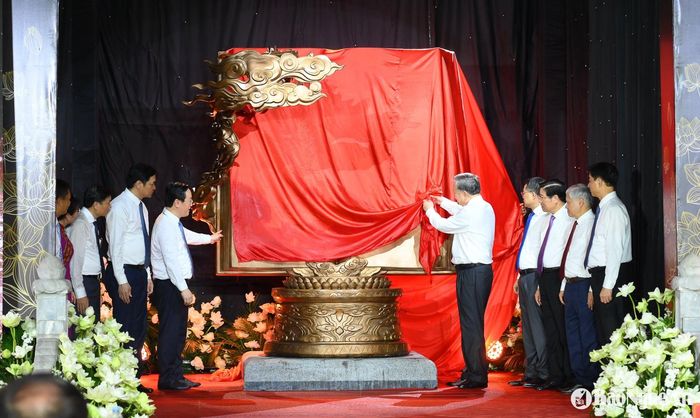 Tổng Bí thư tặng tách phẩm điêu khắc ánh sáng cho Khu Di tích Quốc gia đặc biệt Kim Liên. Ảnh: Thành Cường