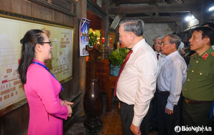Tổng Bí thư thăm nhà cụ Nguyễn Sinh Nhậm. Ảnh: Thành Cường