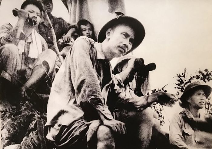 Bác Hồ ở mặt trận Đông Khê (1950) của tác giả Vũ Năng An.