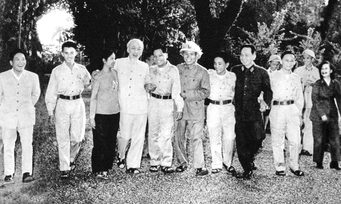 Chủ tịch Hồ Chí Minh với Đoàn đại biểu Anh hùng, chiến sĩ thi đua các lực lượng vũ trang nhân dân giải phóng miền Nam ra thăm miền Bắc năm 1965. Ảnh: TTXVN